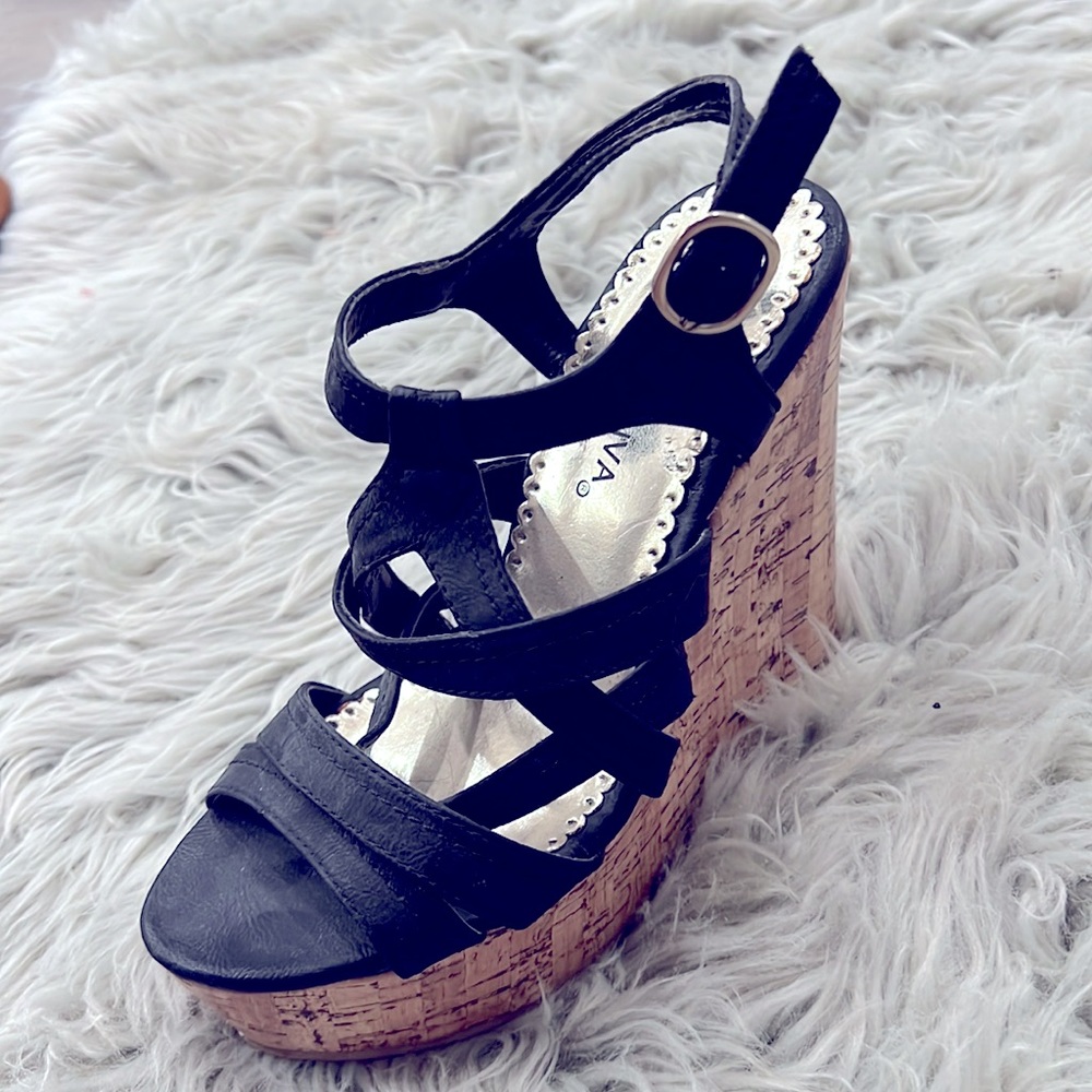 Black Wedges Unique Suede Straps Comfy AF Yet Gives Some Height 5 *Offer Me